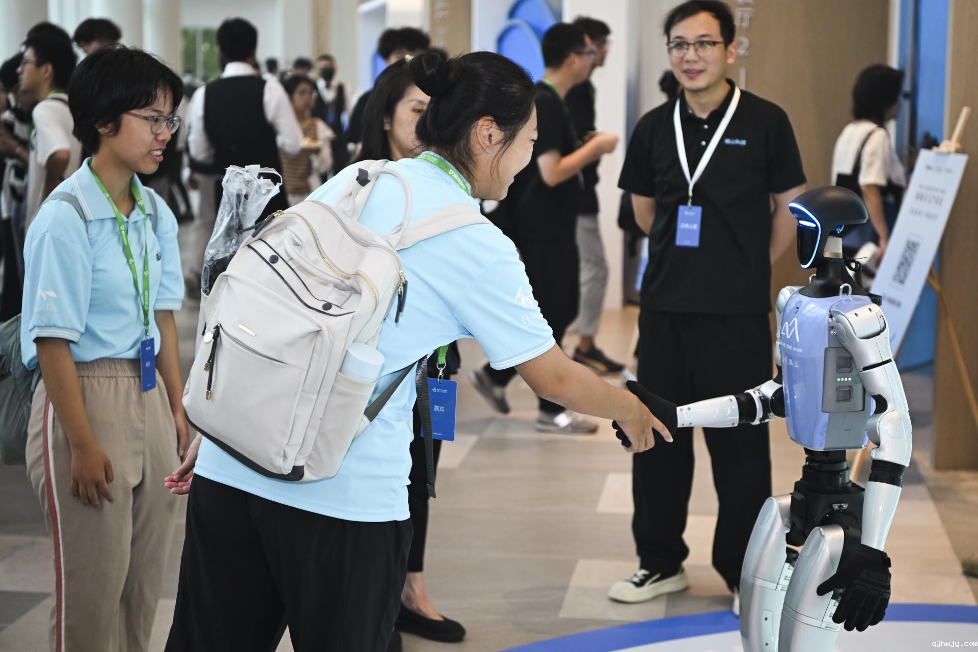 05新基石前沿科技展的观众与机器人互动.jpg